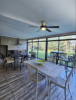 Dining/entertainment